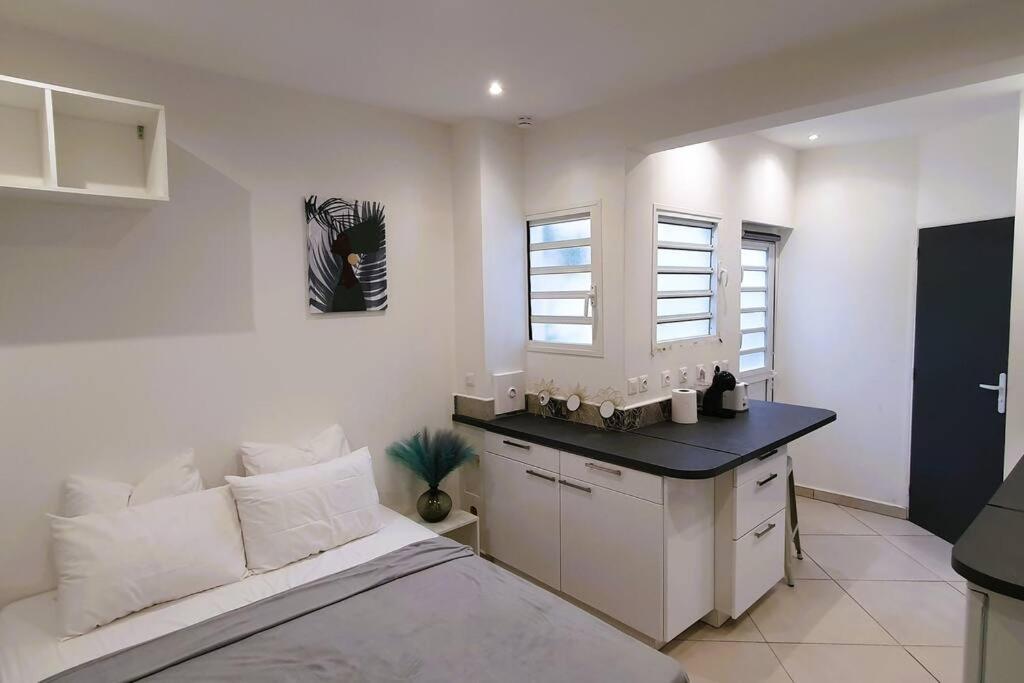 Studio Pour 2 Personnes Proche De L'Hopital Et Du Jardin De L'Etat Saint-Denis Exterior foto